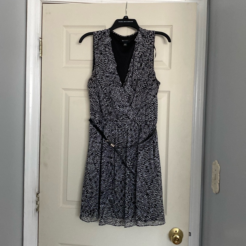 Cute black and white sleeves dress.